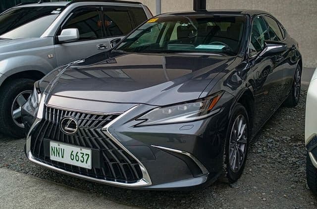 2024 Lexus ES 300h Executive in Sonic Chrome