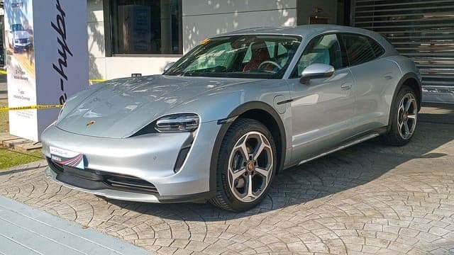 2024 Porsche Taycan 4 Cross Turismo in Dolomite Silver Metallic
