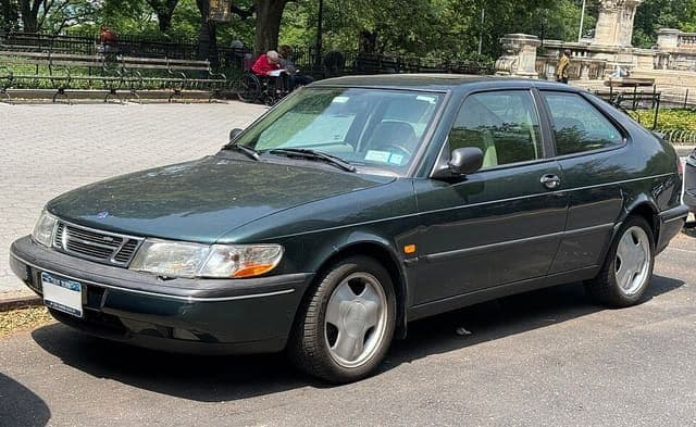 1996 Saab 900 SE 3-door in Willow Green Metallic